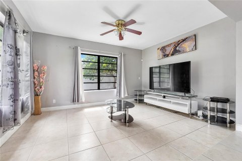 House in North Miami Beach, Florida 4 bedrooms, 155.33 sq.m. № 1381689 - photo 1