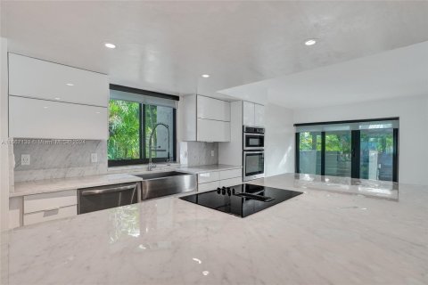 Townhouse in North Miami Beach, Florida 3 bedrooms, 147.71 sq.m. № 1381734 - photo 15