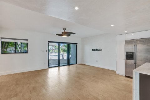 Townhouse in North Miami Beach, Florida 3 bedrooms, 147.71 sq.m. № 1381734 - photo 18