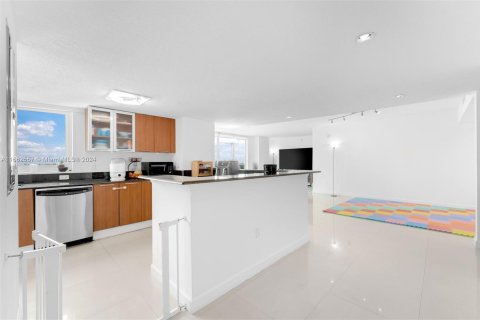 Condo in Miami, Florida, 3 bedrooms  № 1381648 - photo 7