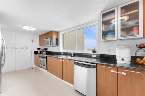 Condo in Miami, Florida, 3 bedrooms  № 1381648 - photo 8