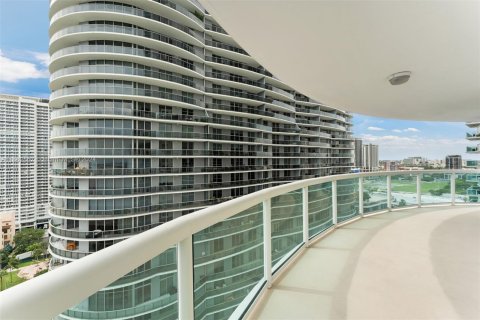 Condo in Miami, Florida, 3 bedrooms  № 1381648 - photo 27