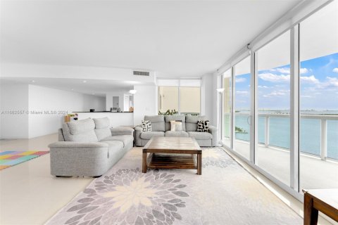 Condo in Miami, Florida, 3 bedrooms  № 1381648 - photo 5