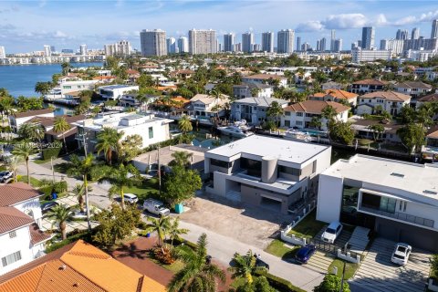 Villa ou maison à vendre à North Miami Beach, Floride: 6 chambres № 1015938 - photo 2