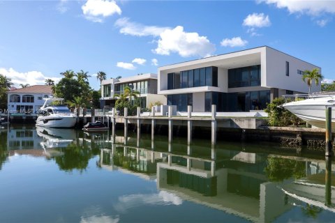 Villa ou maison à vendre à North Miami Beach, Floride: 6 chambres № 1015938 - photo 1