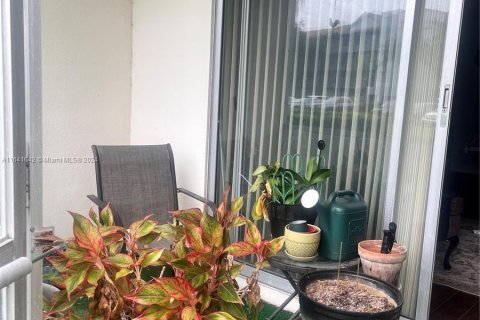 Condo in Pembroke Pines, Florida, 2 bedrooms  № 1332584 - photo 8