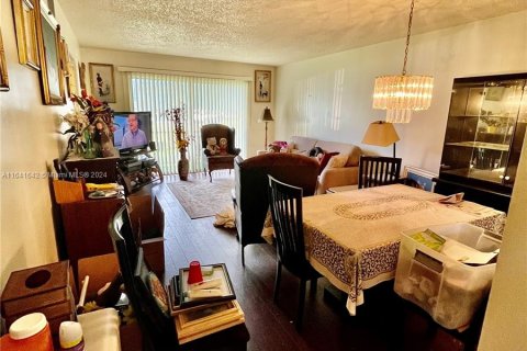 Condo in Pembroke Pines, Florida, 2 bedrooms  № 1332584 - photo 13