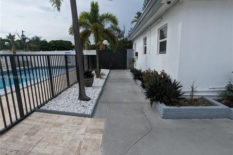 Villa ou maison à louer à Hollywood, Floride: 1 chambre, 74.32 m2 № 694389 - photo 1