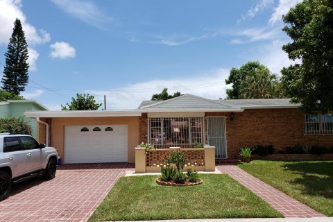 Villa ou maison à vendre à Palm Springs, Floride: 3 chambres, 144.65 m2 № 1151429 - photo 2