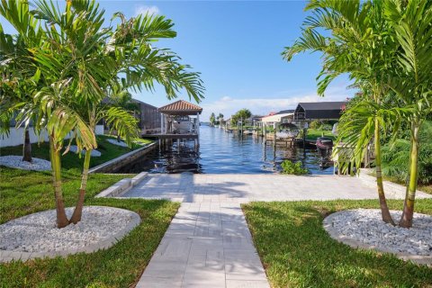 Villa ou maison à vendre à North Fort Myers, Floride: 3 chambres, 192.49 m2 № 1346268 - photo 3