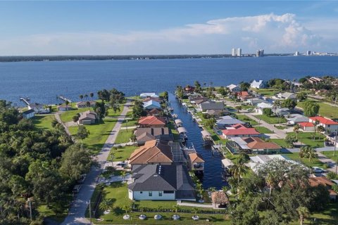 Villa ou maison à vendre à North Fort Myers, Floride: 3 chambres, 192.49 m2 № 1346268 - photo 2