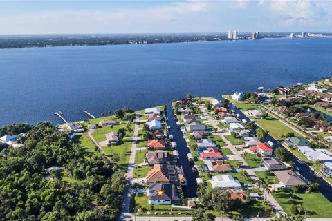 Villa ou maison à vendre à North Fort Myers, Floride: 3 chambres, 192.49 m2 № 1346268 - photo 4