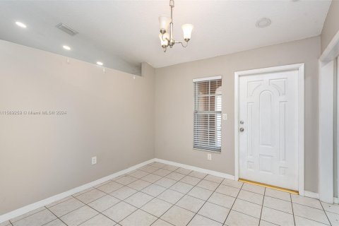 House in Miami, Florida 3 bedrooms, 108.6 sq.m. № 1185795 - photo 2