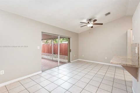 House in Miami, Florida 3 bedrooms, 108.6 sq.m. № 1185795 - photo 4