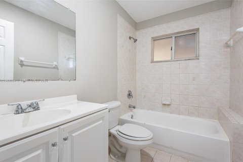 House in Miami, Florida 3 bedrooms, 108.6 sq.m. № 1185795 - photo 11