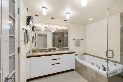 Condo in Miami Beach, Florida, 2 bedrooms  № 1347859 - photo 23