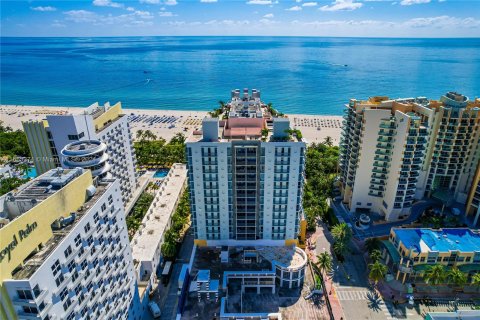 Condo in Miami Beach, Florida, 2 bedrooms  № 1347859 - photo 30