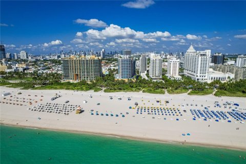 Condo in Miami Beach, Florida, 2 bedrooms  № 1347859 - photo 27