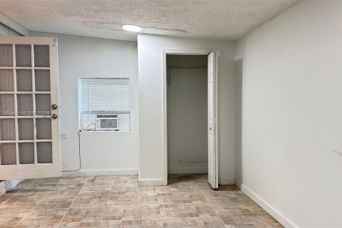 Casa en venta en Miami Gardens, Florida, 5 dormitorios, 121.33 m2 № 1329113 - foto 13