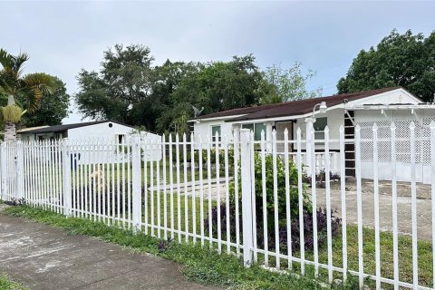 Casa en venta en Miami Gardens, Florida, 5 dormitorios, 121.33 m2 № 1329113 - foto 5