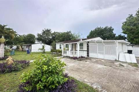 Villa ou maison à vendre à Miami Gardens, Floride: 5 chambres, 121.33 m2 № 1329113 - photo 1