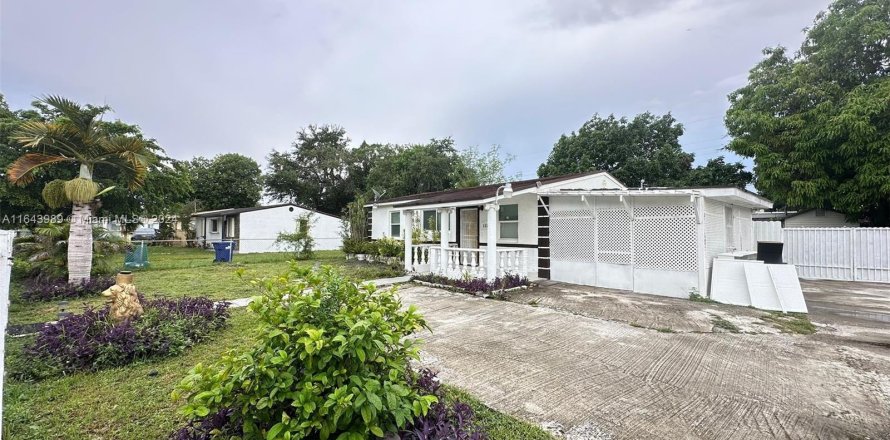 Villa ou maison à Miami Gardens, Floride 5 chambres, 121.33 m2 № 1329113