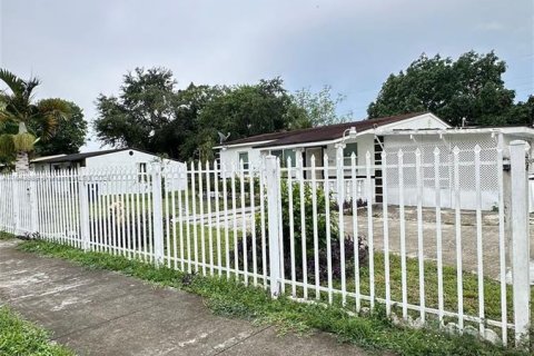 Casa en venta en Miami Gardens, Florida, 5 dormitorios, 121.33 m2 № 1329113 - foto 2