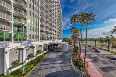 Condo in Miami Beach, Florida, 1 bedroom  № 1178798 - photo 1