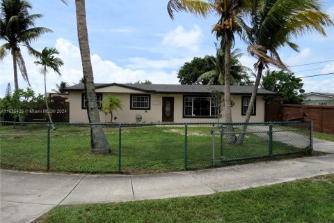 Casa en venta en Miami Gardens, Florida, 5 dormitorios, 175.4 m2 № 1305093 - foto 2