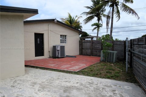 Casa en venta en Miami Gardens, Florida, 5 dormitorios, 175.4 m2 № 1305093 - foto 28