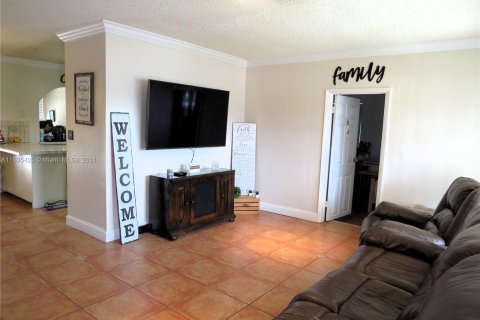 Casa en venta en Miami Gardens, Florida, 5 dormitorios, 175.4 m2 № 1305093 - foto 7