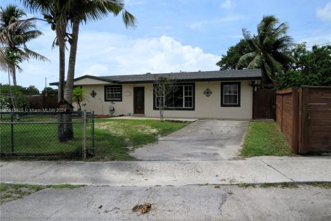 Villa ou maison à vendre à Miami Gardens, Floride: 5 chambres, 175.4 m2 № 1305093 - photo 1