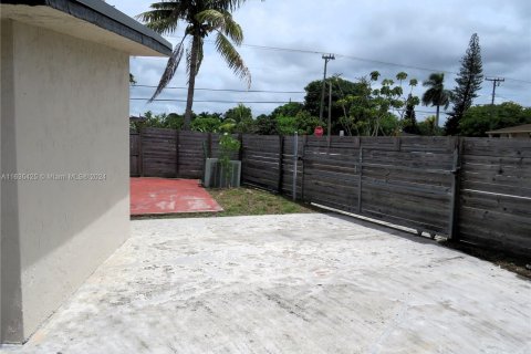 Casa en venta en Miami Gardens, Florida, 5 dormitorios, 175.4 m2 № 1305093 - foto 25