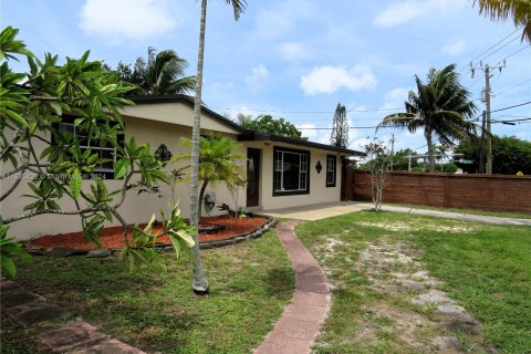 Villa ou maison à vendre à Miami Gardens, Floride: 5 chambres, 175.4 m2 № 1305093 - photo 3