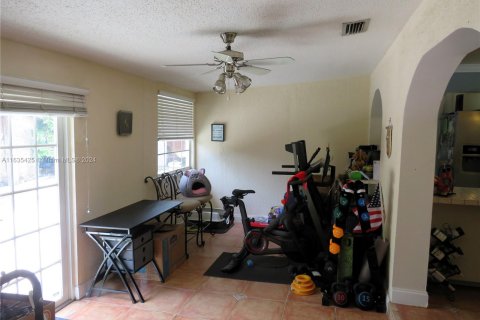 Casa en venta en Miami Gardens, Florida, 5 dormitorios, 175.4 m2 № 1305093 - foto 12