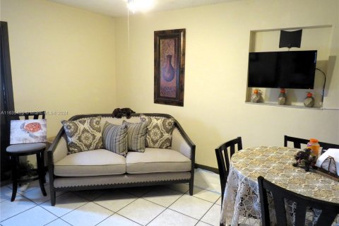 Casa en venta en Miami Gardens, Florida, 5 dormitorios, 175.4 m2 № 1305093 - foto 22