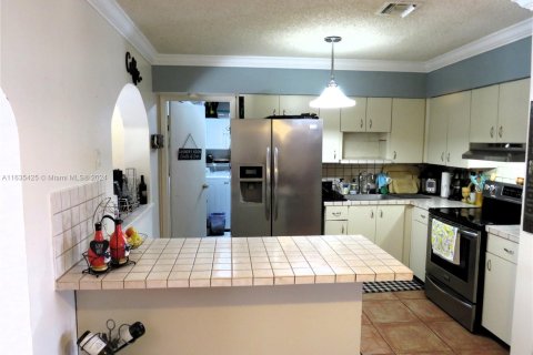 Casa en venta en Miami Gardens, Florida, 5 dormitorios, 175.4 m2 № 1305093 - foto 10