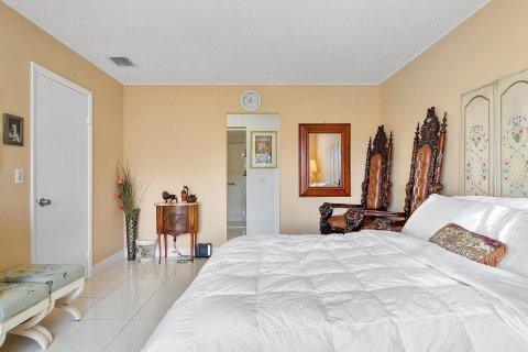 Condo in Hallandale Beach, Florida, 2 bedrooms  № 837483 - photo 27