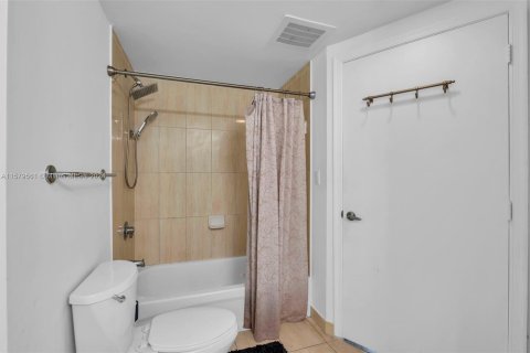 Condo in Miami, Florida, 2 bedrooms  № 1153835 - photo 17