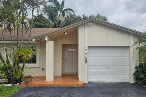 Townhouse in Miami, Florida 3 bedrooms, 107.4 sq.m. № 1348250 - photo 1