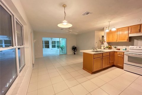 House in Stuart, Florida 2 bedrooms, 99.96 sq.m. № 1431698 - photo 4