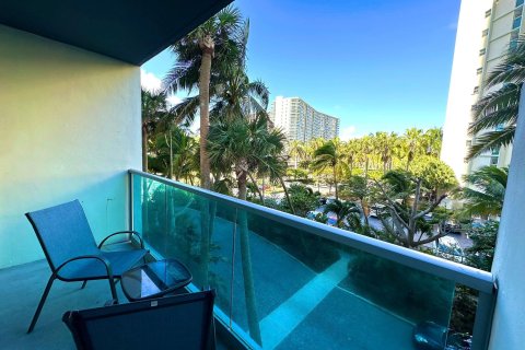 Condo in Hollywood, Florida, 2 bedrooms  № 941022 - photo 1