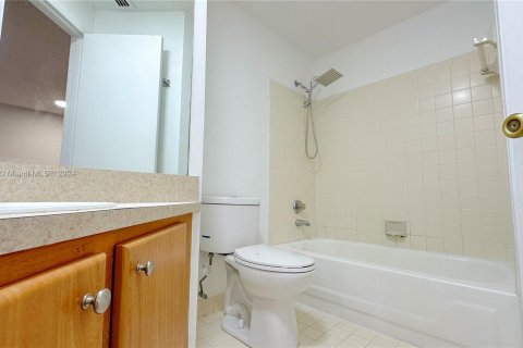 Condo in Fort Lauderdale, Florida, 2 bedrooms  № 1347825 - photo 12