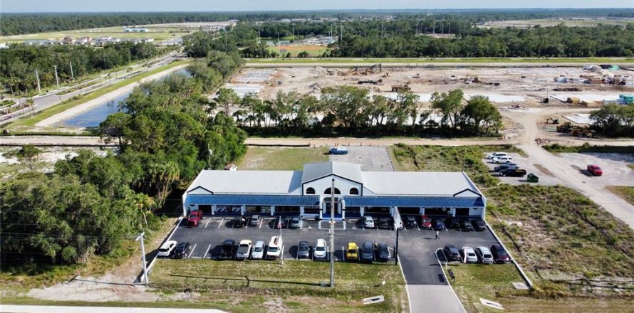 Commercial property in Port Charlotte, Florida 1105.54 sq.m. № 217147