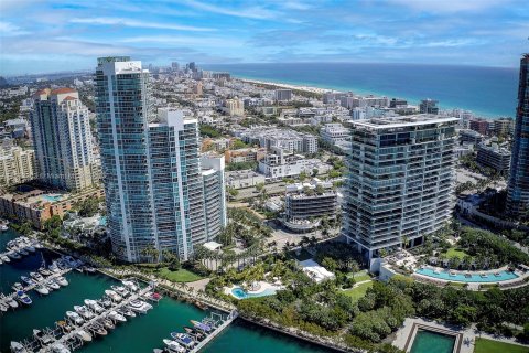 Condo in Miami Beach, Florida, 1 bedroom  № 866289 - photo 1