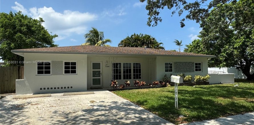 House in North Miami, Florida 3 bedrooms, 145.67 sq.m. № 1347854