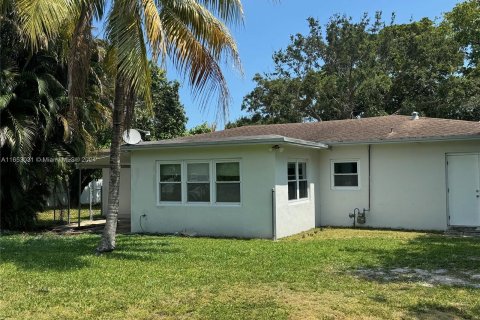 House in North Miami, Florida 3 bedrooms, 145.67 sq.m. № 1347854 - photo 10