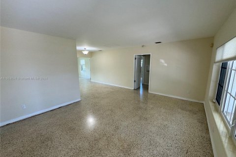 House in North Miami, Florida 3 bedrooms, 145.67 sq.m. № 1347854 - photo 3