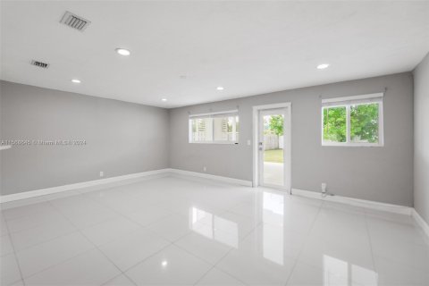 Villa ou maison à vendre à Hallandale Beach, Floride: 3 chambres, 142.33 m2 № 1117536 - photo 17