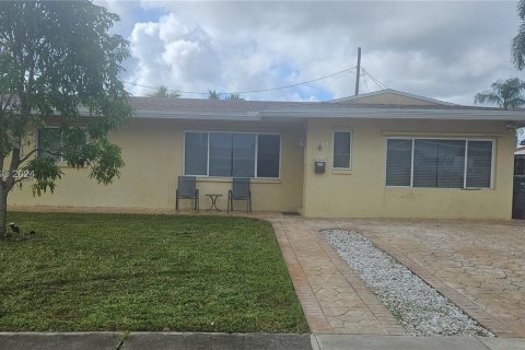 House in Hollywood, Florida 3 bedrooms, 125.79 sq.m. № 1387860 - photo 1